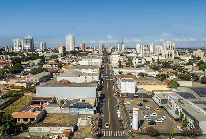 15ª – Arapongas (PR) -  A população da cidade gira em torno de 119.138 pessoas, segundo o Censo de 2022, o que representa um aumento de 14,39% em comparação com o de 2010. Graças à força da indústria, do comércio e da qualidade dos serviços, o município, que tem mais de 120 mil habitantes, é um dos que mais se desenvolve no Paraná.