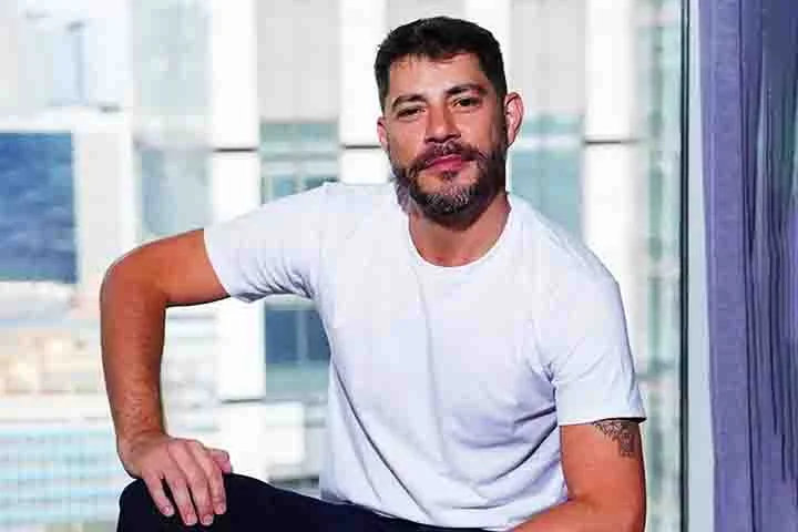 Recentemente, Evaristo chamou atenção nas redes sociais por causa do desabafo sobre seus desafios com a doença de Crohn. A condição fez com que ele perdesse mais de 20 quilos em um curto período de três semanas. 