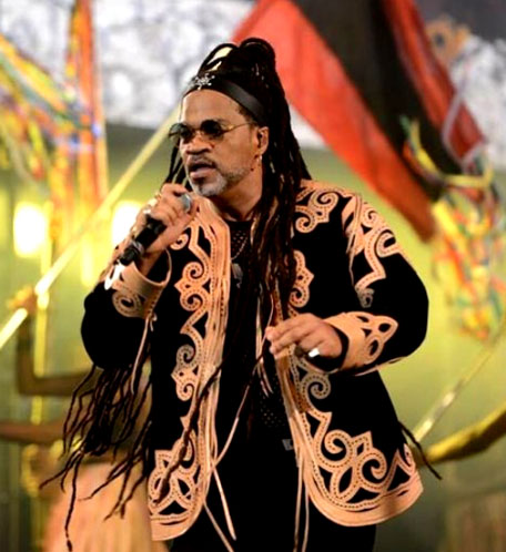 Antônio Carlos Santos de Freitas, o popular Carlinhos Brown, nasceu em Salvador, Bahia, em 23 de novembro de 1962. Ele é um dos artistas mais importantes da música popular brasileira e um dos mais respeitados no mundo.