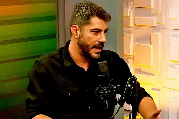 Cheguei a 99 quilos, mas estava inchado por causa do corticoide. Quando o medicamento foi cortado, perdi 23 quilos em três semanas”, detalhou, em entrevista ao podcast PodCringe