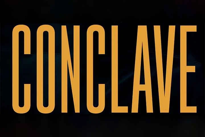 À frente do confidencial processo eleitoral com mais de cem cardeais do mundo todo, Lawrence se envolve em uma conspiração que ameaça abalar sua fé e as bases da Igreja. 
