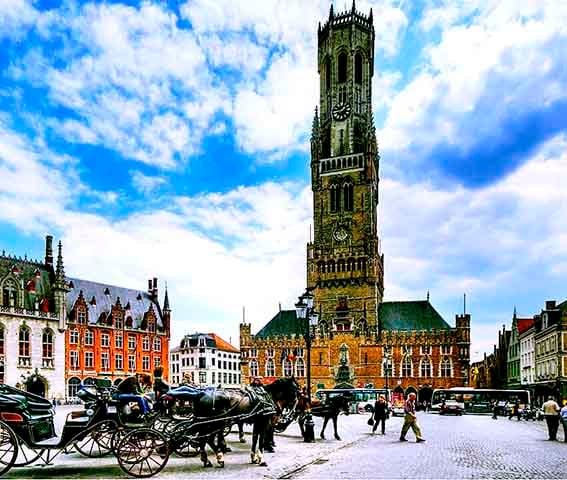 O Belfort de Bruges é uma torre medieval impressionante de 83 metros de altura, um dos marcos mais icônicos da cidade. Construído no século XIII, abriga um carrilhão com 47 sinos e oferece uma vista panorâmica espetacular para quem encara seus 366 degraus.