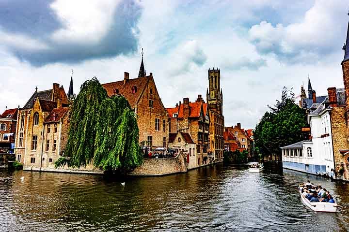 Conhecida como a Veneza do Norte, Bruges encanta com seus românticos canais que cortam a cidade. Os passeios de barco são uma das atrações mais populares, oferecendo uma perspectiva única das construções medievais e pontes charmosas.