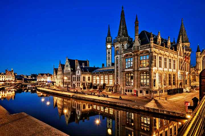 Durante o trajeto, é possível admirar casas históricas, igrejas e jardins escondidos. Caminhar pelas margens dos canais ao entardecer também proporciona uma experiência inesquecível, com reflexos dourados da arquitetura refletindo na água.