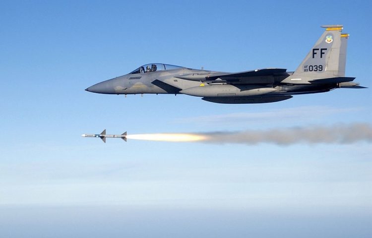 O que poucos sabem é que, antes de trabalhar na Mattel, Ryan desenvolvia mísseis na empresa de armamentos militares Raytheon.