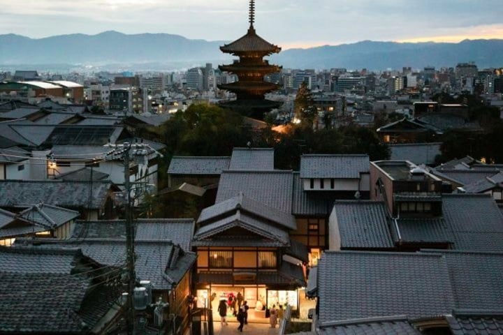O Japão é conhecido por suas cidades densas e terrenos limitados, especialmente em metrópoles como Tóquio, Osaka e Kyoto.