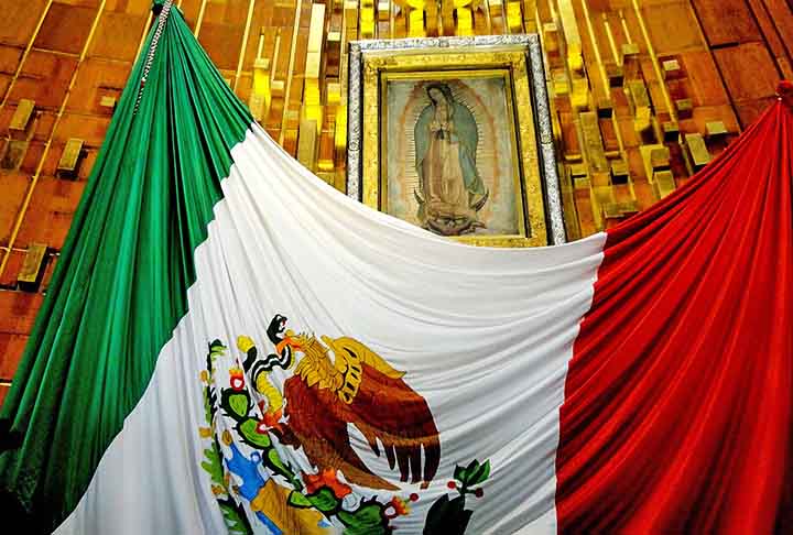 Nossa Senhora de Guadalupe - Este título nasceu das aparições ao indígena Juan Diego e seu tio Juan Bernardino em 1531, período da colonização espanhola no México
