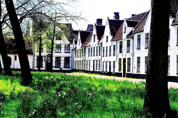 O Begijnhof de Bruges é um oásis de paz no meio da cidade. Fundado no século XIII, era originalmente um convento para beguinas, mulheres religiosas que viviam em comunidade sem fazer votos definitivos. Hoje, o local abriga freiras beneditinas e um pequeno museu sobre a vida das beguinas.