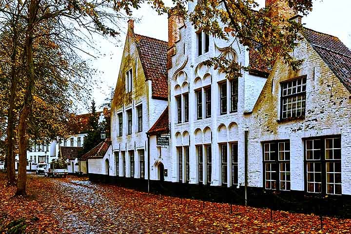 Suas casinhas brancas e o belo jardim com árvores centenárias tornam o ambiente perfeito para um passeio tranquilo. Na primavera, os campos se enchem de flores amarelas, criando uma paisagem encantadora.