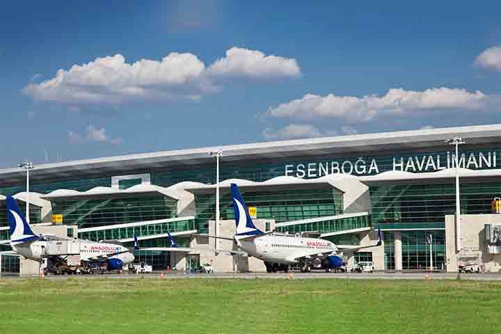 A cidade também é um centro de transporte crucial, servindo como ponto de conexão entre diferentes regiões do país, facilitado por uma extensa rede de rodovias, ferrovias e o Aeroporto Internacional de Esenboğa.