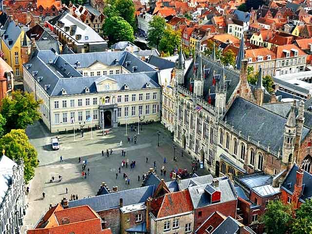A praça também abriga o elegante Palácio da Justiça e outras construções renascentistas. É um local ideal para tirar fotos, conhecer a arquitetura ou simplesmente relaxar em um dos cafés enquanto observa o movimento da cidade.
