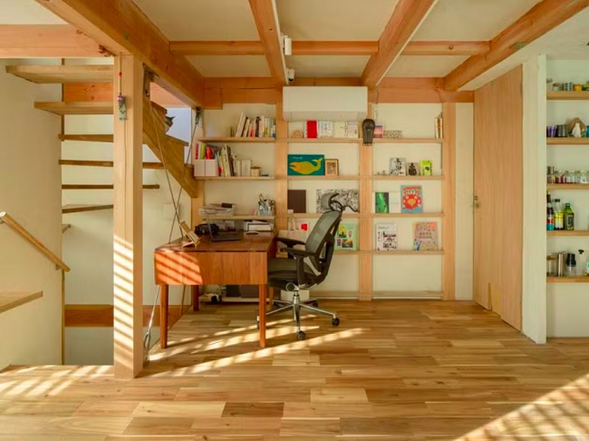 Casas japonesas mais novas costumam incorporar muita tecnologia: sistemas automáticos de aquecimento, banheiros com funções eletrônicas, isolamento térmico eficiente e, cada vez mais, energia solar e recursos sustentáveis.