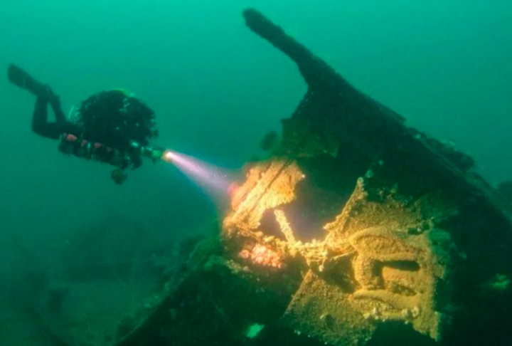 A embarcação foi torpedada por um submarino alemão em 1917 e até hoje permanece em estado avançado de deterioração, a 50 metros de profundidade.