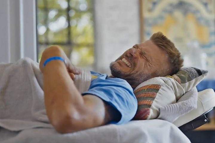 No hospital, os médicos descobriram que Rodrigo tinha um abscesso e, para evitar que a situação piorasse e se transformasse em algo mais grave, teve que passar por uma cirurgia de emergência antes de retornar ao Brasil.