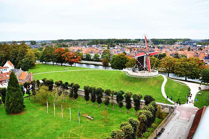 Diferente de muitos moinhos apenas decorativos, este ainda mói grãos e pode ser visitado por dentro. O local é perfeito para um passeio ao ar livre, permitindo uma experiência única em um dos cartões-postais mais autênticos de Bruges.