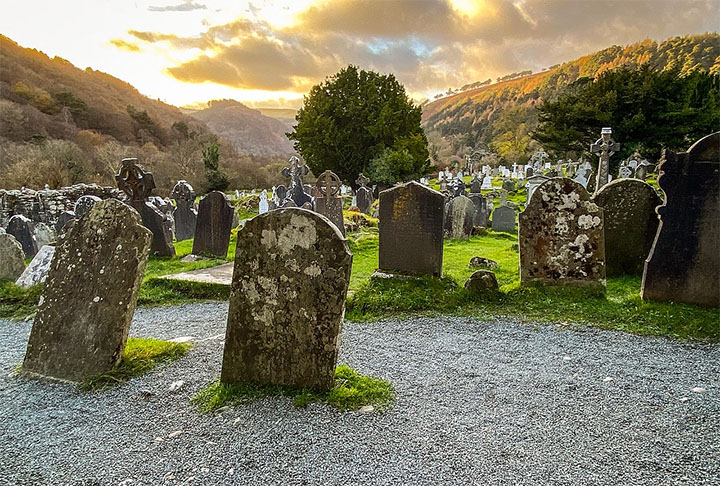 O local é considerado um sítio arqueológico que reserva ruínas de um monastério do século 7 e cerca de 2 mil lápides de mais de 900 anos. Há também uma torre de 33 metros de altura, construída por monges do século 11!