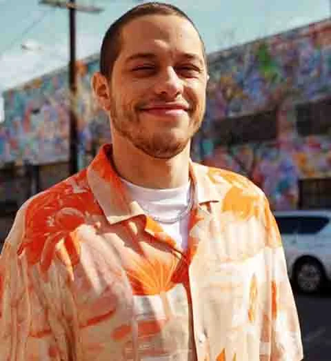 Outro que foi diagnosticado com Crohn, ainda aos 17 anos, foi o comediante norte-americano Pete Davidson. Depois, porém, a doença entrou em processo de remissão.