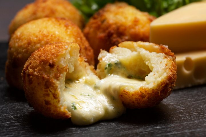 Croqueta é um prato típico da gastronomia espanhola, feito à base de um creme espesso (geralmente de presunto, frango, bacalhau, queijo ou outros ingredientes) que é empanado e frito até ficar crocante por fora e cremoso por dentro.