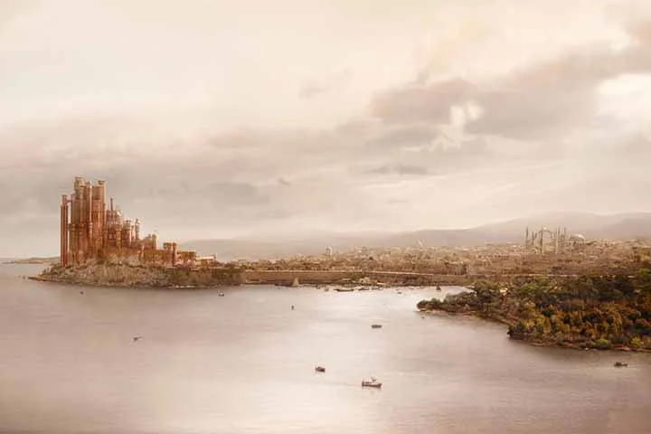 O Porto Real é a capital dos Sete Reinos de Game of Thrones. Está localizado na costa leste de Westeros, de frente à Baía da Água Negra. A cidade murada está localizada em terras altas ao norte na delta de um rio que deságua em uma baía de mesmo nome, Blackwater.
