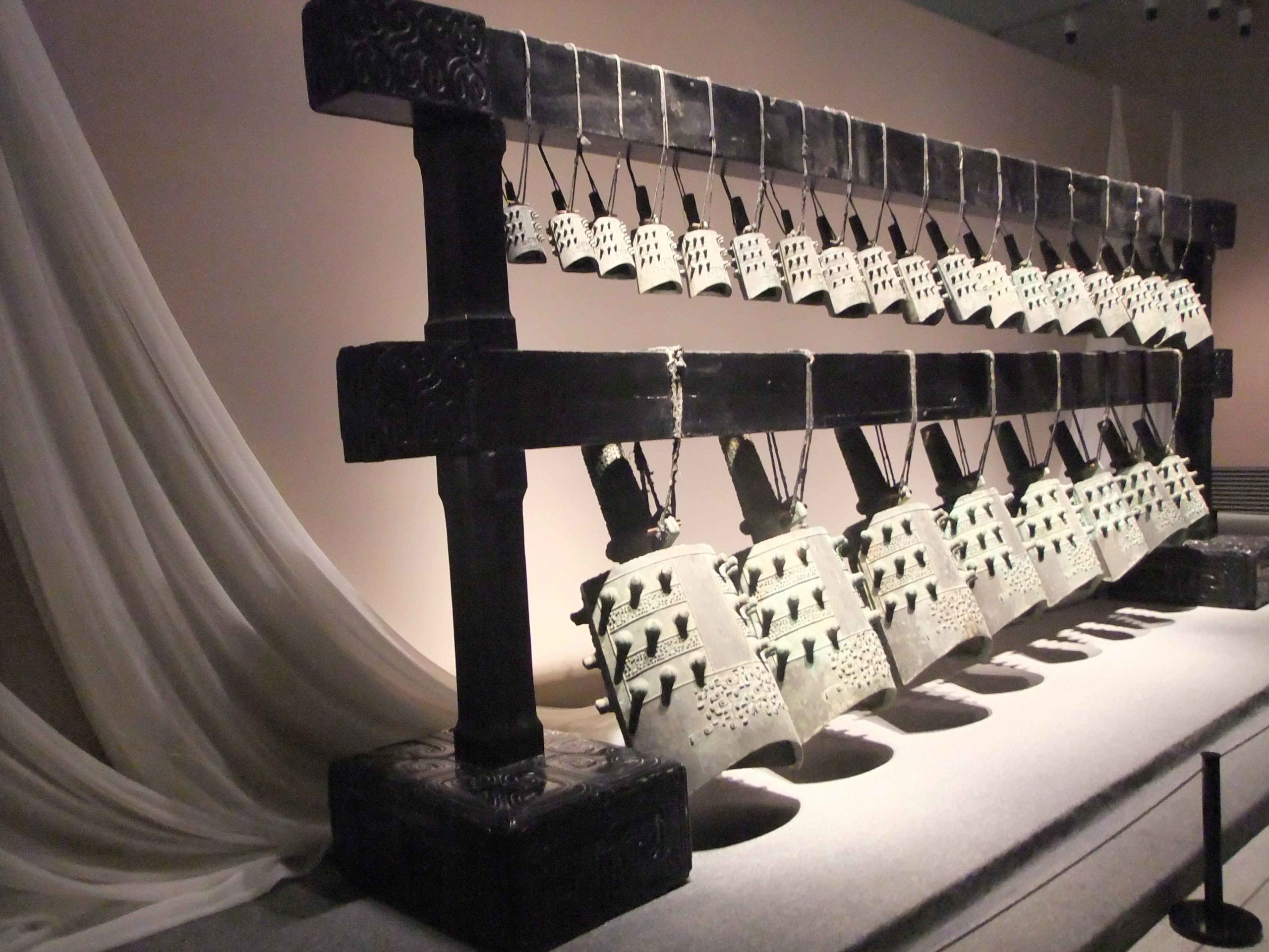 Estes artefatos eram pendurados em uma estrutura de madeira e o som era produzido quando alguém batia nos sinos usando um martelo com uma haste. 