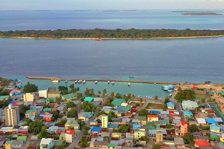 No século XVI, entre 1558 e 1573, os portugueses estabeleceram uma pequena feitoria nas Maldivas, que administraram a partir da colónia principal portuguesa de Goa. Por quinze anos dominaram as ilhas, mas a atuação do feitor foi muito impopular.