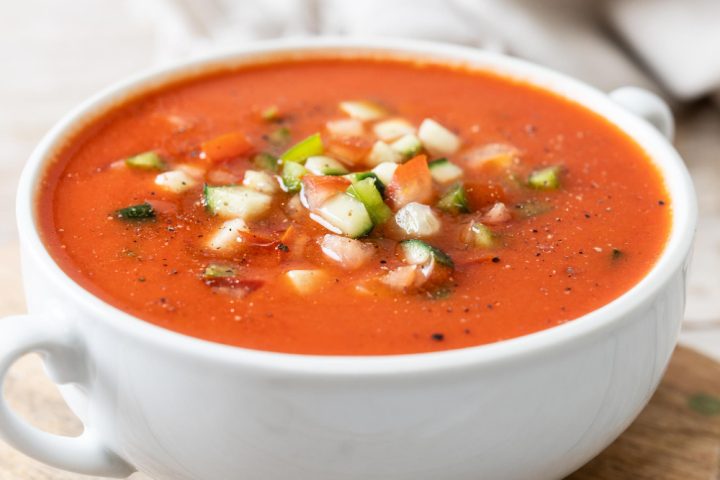 Gazpacho: Sopa fria de tomate, pepino e pimentão, é muito popular no verão, principalmente na Andaluzia.