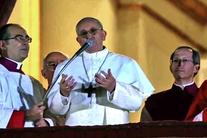 Ele ocorre quando um papa morre - como na sucessão de João Paulo II para Bento XVI - ou renúncia - a exemplo da última mudança, com Bento XVI dando lugar a Francisco.
