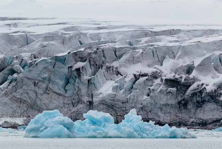Isso porque as mudanças no clima no planeta teriam acelerado o ritmo do aquecimento na região, onde, tradicionalmente, as temperaturas médias variam entre  -26º C  e 16ºC, dependendo da época do ano. 