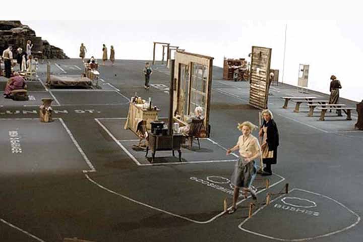 Dogville é uma pacata cidade localizada na região das Montanhas Rochosas nos Estados Unidos. Os seus moradores são pessoas boas e honestas e vivem suas vidas normalmente até o dia em que tiros são escutados e uma jovem chamada Grace (Nicole Kidman) chega ao local.