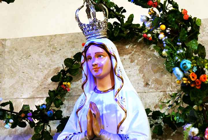 Nossa Senhora de Lourdes - Uma das invocações marianas mais famosas teve origem em relatos da menina Bernadette Soubirous em Lourdes, no sul da França. 
