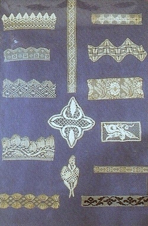 Renda de Bilro - Ceará - É tradicionalmente produzida no estado do Ceará e é conhecida pela delicadeza e complexidade de seus padrões, sendo muito apreciada tanto em roupas quanto em objetos decorativos.
