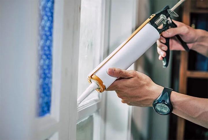 Caso haja rachaduras também é importante fechá-las com produtos selantes. E deve-se verificar se há bolhas na pintura nas paredes.  