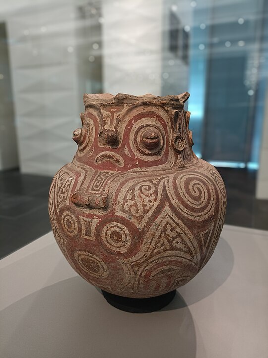 Cerâmica Marajoara - Pará -Especialmente na região da ilha de Marajó, o estado é famoso pela produção da cerâmica marajoara, marcada por grandes urnas decoradas com formas geométricas. Esse tipo de cerâmica tem forte influência das culturas indígenas locais e é considerado um patrimônio artístico regional.
