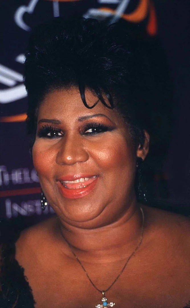 Aretha Franklin: A cantora tinha tanto medo dos aviões que ficou mais de 30 anos sem entrar em um. Muitas vezes seu staff precisou cancelar concertos e atuações fora dos USA, incluindo uma de enorme relevância perante a Rainha de Inglaterra.