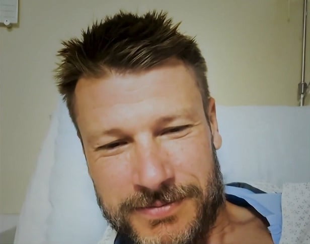 Se isso ocorre, pode ser que uma infecção local se torne generalizada. É um procedimento que tem que ser feito no centro cirúrgico, sob anestesia geral, por causa da dor e da drenagem que tem que ser feita”, disse o médico.