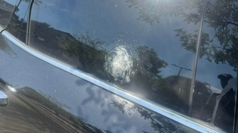 Disparos acertaram a porta do motorista, o retrovisor do carona, o vidro do banco de trás e a parte traseira perto da roda do veículo