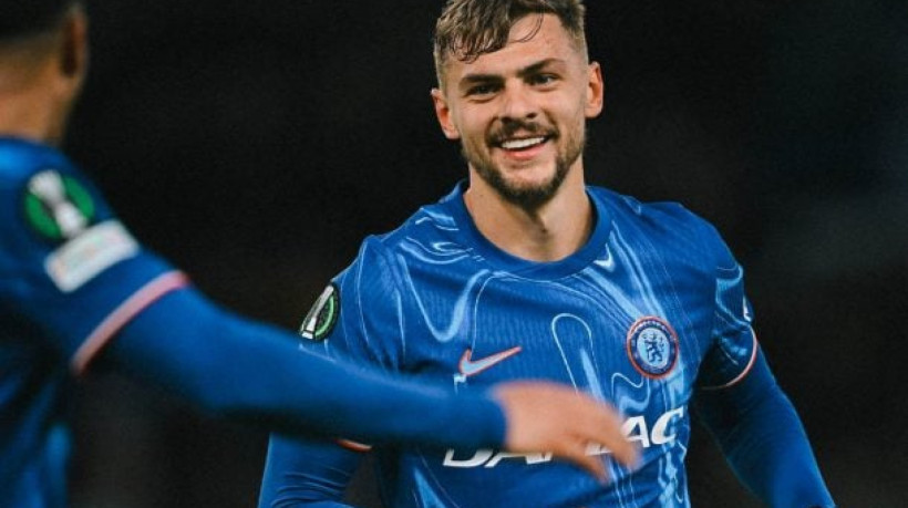 Após terem vencido por 4 a 1 na ida, Blues fazem protocolar 1 a 0 com time todo reserva e garantem vaga na decisão; Dewsbury-Hall marca