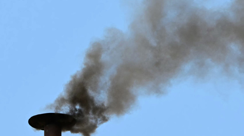 Fumaça preta na chaminé da Capela Sistina, na Praça de São Pedro, Vaticano