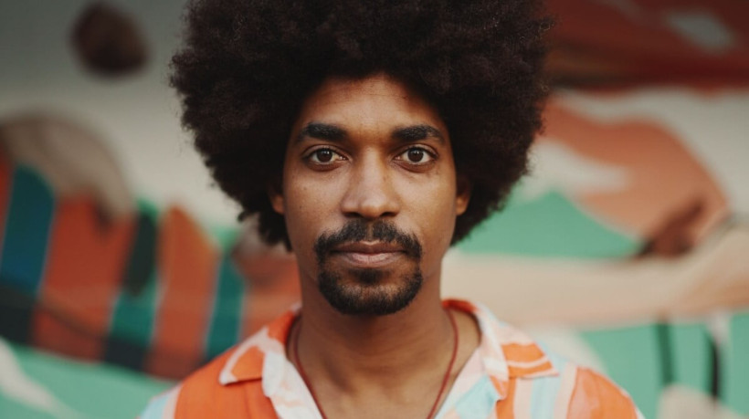 Alguns cortes ajudam a valorizar os cachos masculinos (Imagem: Andrii Nekrasov | Shutterstock) 