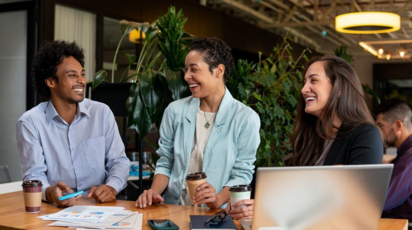 O trabalho híbrido exige estratégias eficientes para cultivar laços (Imagem: Vergani Fotografia | Shutterstock) 