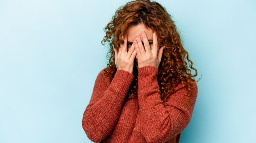 A fobia social pode causar um sentimento mais intenso do que a timidez (Imagem: Asier Romero | Shutterstock) 