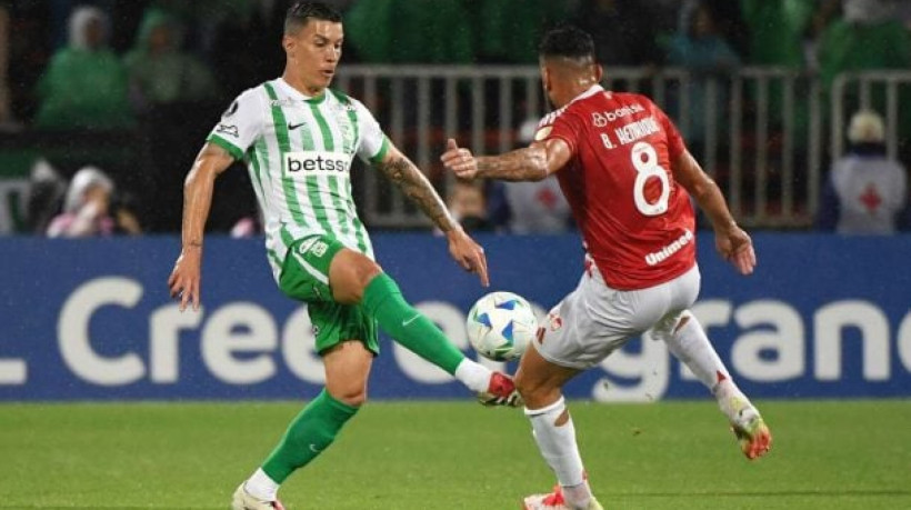 Colorados precisaram sair do estádio antes do encerramento da partida com o Atlético Nacional, na Colômbia