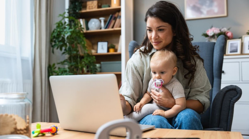 É possível retomar a carreira profissional após a maternidade (Imagem: Srdjan Randjelovic | Shutterstock)