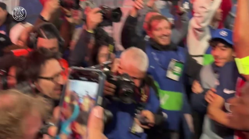 Estrelas do PSG comemoram classificação com torcida no Parc des Princes
