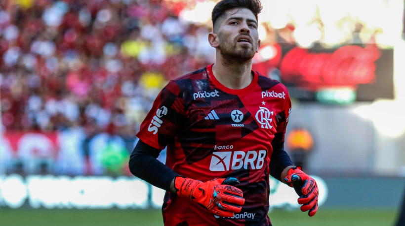 Carro do goleiro Rossi é atingido por tiros durante tentativa de assalto.