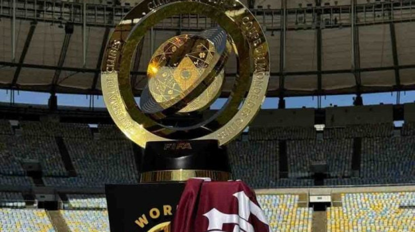 Depois de mostrar o troféu no Cristo Redentor e em Laranjeiras, Tricolor o coloca no gramado do estádio e, mais tarde, no Pão de Açúcar