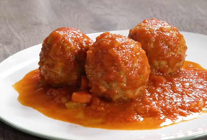 Na Itália, almôndegas são conhecidas como polpette e muitas vezes servidas como um prato independente, com molho de tomate e queijo, ou acompanhadas de massa.