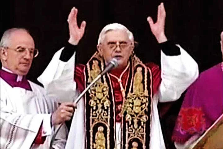 Para ser eleito Papa é preciso ter dois terços dos votos de toda a assembleia. Ou seja, um mínimo de 80 votos. 
