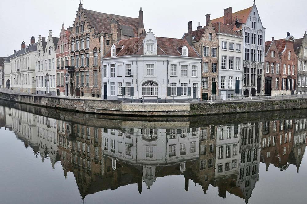 Bruges, na Bélgica, é uma das cidades mais encantadoras da Europa, conhecida por sua arquitetura medieval preservada e seus canais. Localizada na região de Flandres, combina história, cultura e gastronomia. Seu centro histórico é Patrimônio Mundial da UNESCO, aliás. Vamos, então, conhecer mais sobre os pontos turísticos desta linda cidade?
