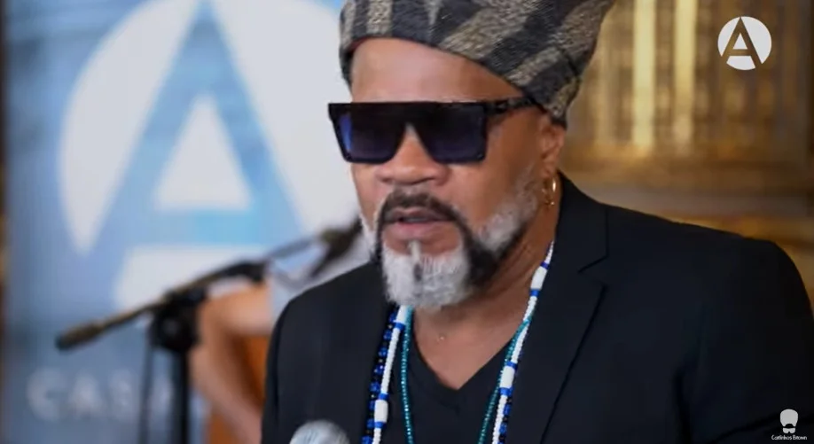 Com mais de 40 anos de carreira, o cantor, compositor, músico, arranjador e multi-instrumentista, Carlinhos Brown, analisou o momento da música brasileira. Em entrevista à Vogue, o artista fez uma reflexão sobre como a nova geração de cantores se comporta diante das transformações tecnológicas.
